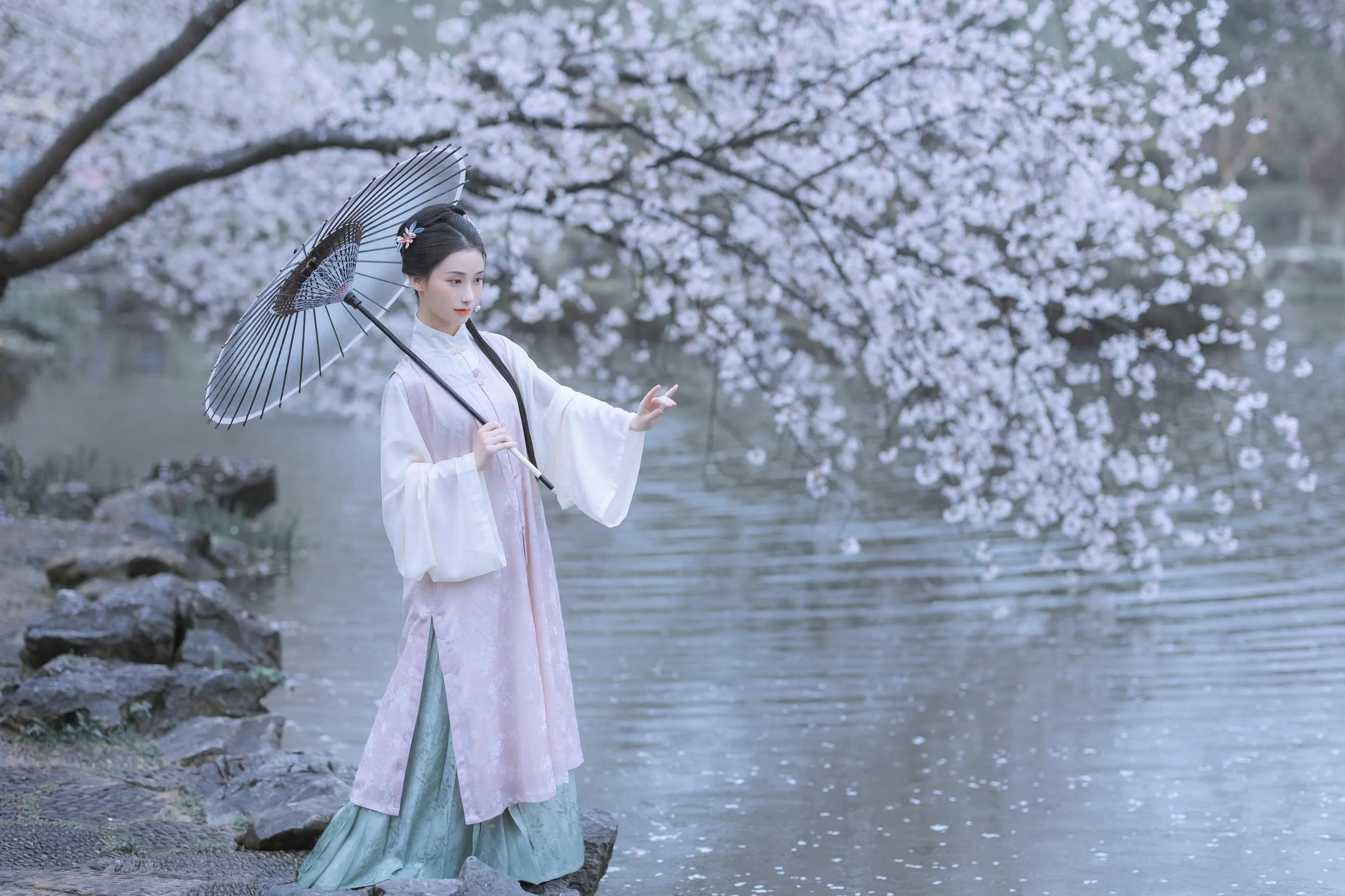 [艺图语] 2022.05.25 雨樱花 眸小妖 [46P]插图4